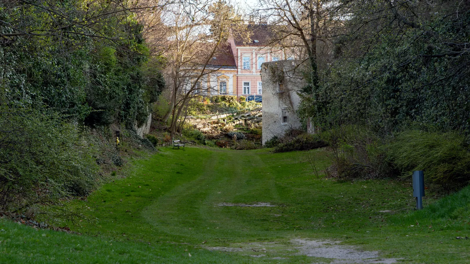 Wohnhaus in einem grünen Garten als Ausgangspunkt für einen Wohnwechsel